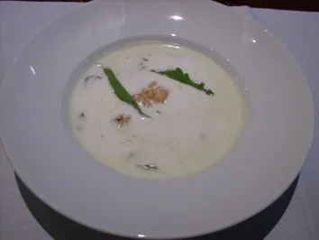 Rezept: Sauerampfersuppe mit sautierten Riesengarnelen Sauerampfersuppe mit sautierten Riesengarnelen - Rezept