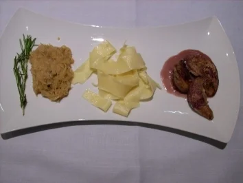 Rezept: Fasanenbrust auf Champagner-Apfel-Kraut dazu Bandnudeln Fasanenbrust auf Champagner-Apfel-Kraut dazu Bandnudeln - Rezept