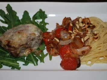 Rezept: Gratiniertes Huftsteak auf Rucolabett mit geschmorten Gorgonzola-Tomaten Gratiniertes Huftsteak auf Rucolabett mit geschmorten Gorgonzola-Tomaten - Rezept