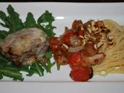 Gratiniertes Huftsteak auf Rucolabett mit geschmorten Gorgonzola-Tomaten - Rezept