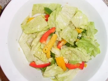 Eisbergsalat mit Paprika und Balsamicodressing - Rezept