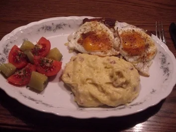 Rezept: Bayerischer Leberkäse mit gebräunten Zwiebeln, Spiegelei und Speckkartoffeln Bayerischer Leberkäse mit gebräunten Zwiebeln, Spiegelei und Speckkartoffeln - Rezept