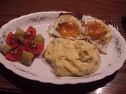 Bayerischer Leberkäse mit gebräunten Zwiebeln, Spiegelei und Speckkartoffeln - Rezept