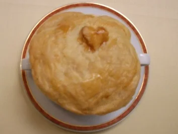 Bier-Pilz-Suppe mit Blätterteighaube - Rezept