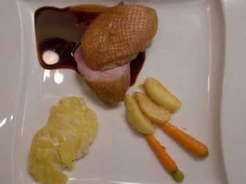 In Honig glasierte Entenbrust dazu Kartoffelgratin und Ahornsirupapfel - Rezept