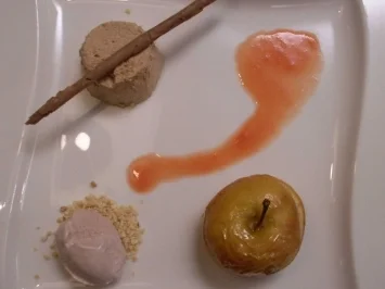 Heißer Bratapfel mit Glühweineis und Lebkuchencreme - Rezept