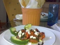 Medaillons von sonnengereiften Tomaten an nussiger Avocado mit würzigem Schafskäse - Rezept - Bild Nr. 2