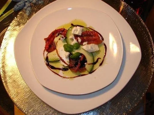 Medaillons von sonnengereiften Tomaten an nussiger Avocado mit würzigem Schafskäse - Rezept - Bild Nr. 3