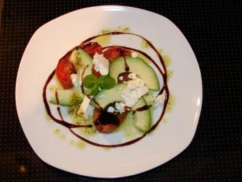 Medaillons von sonnengereiften Tomaten an nussiger Avocado mit würzigem Schafskäse - Rezept