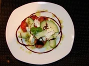 Medaillons von sonnengereiften Tomaten an nussiger Avocado mit würzigem Schafskäse - Rezept