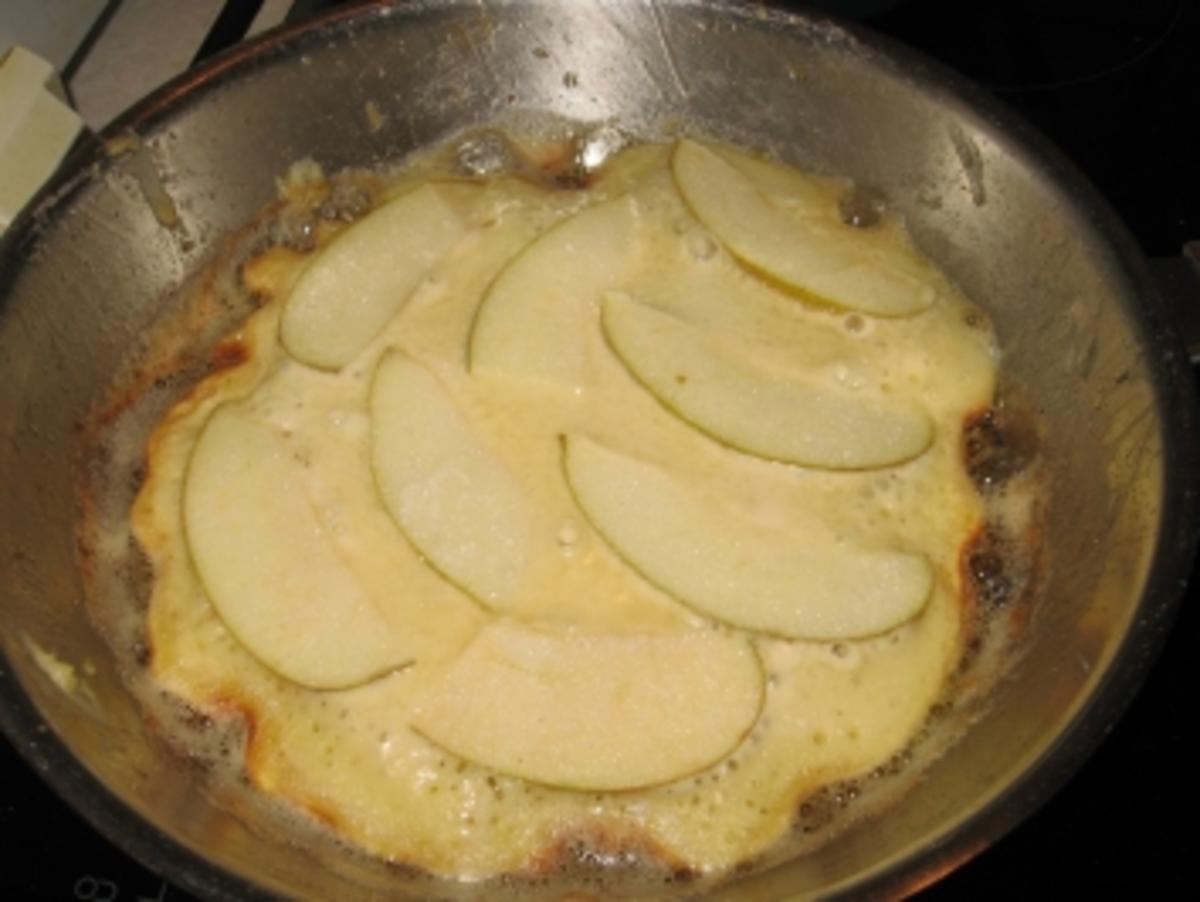 Karamelisierte Bratapfelpfannekuchen mit Marzipan Garnitur - Rezept