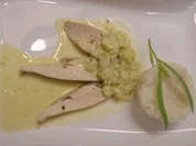 Rezept: Gedรผnstete Poulardenbrust in Gurken-Rieslingsoรe Gedรผnstete Poulardenbrust in Gurken-Rieslingsoรe - Rezept