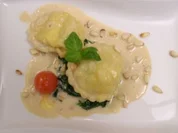 Steinbuttravioli mit Cremespinat und weißer Balsamicoschaumsoße - Rezept