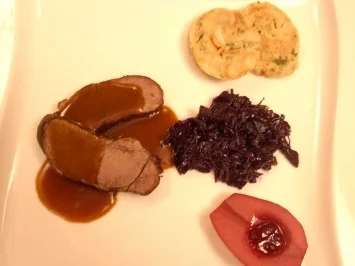 Rezept: Rehbraten á la maison mit Serviettenknödeln, Blaukraut und Rotweinbirne Rehbraten á la maison mit Serviettenknödeln, Blaukraut und Rotweinbirne - Rezept