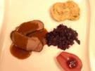 Rehbraten á la maison mit Serviettenknödeln, Blaukraut und Rotweinbirne - Rezept