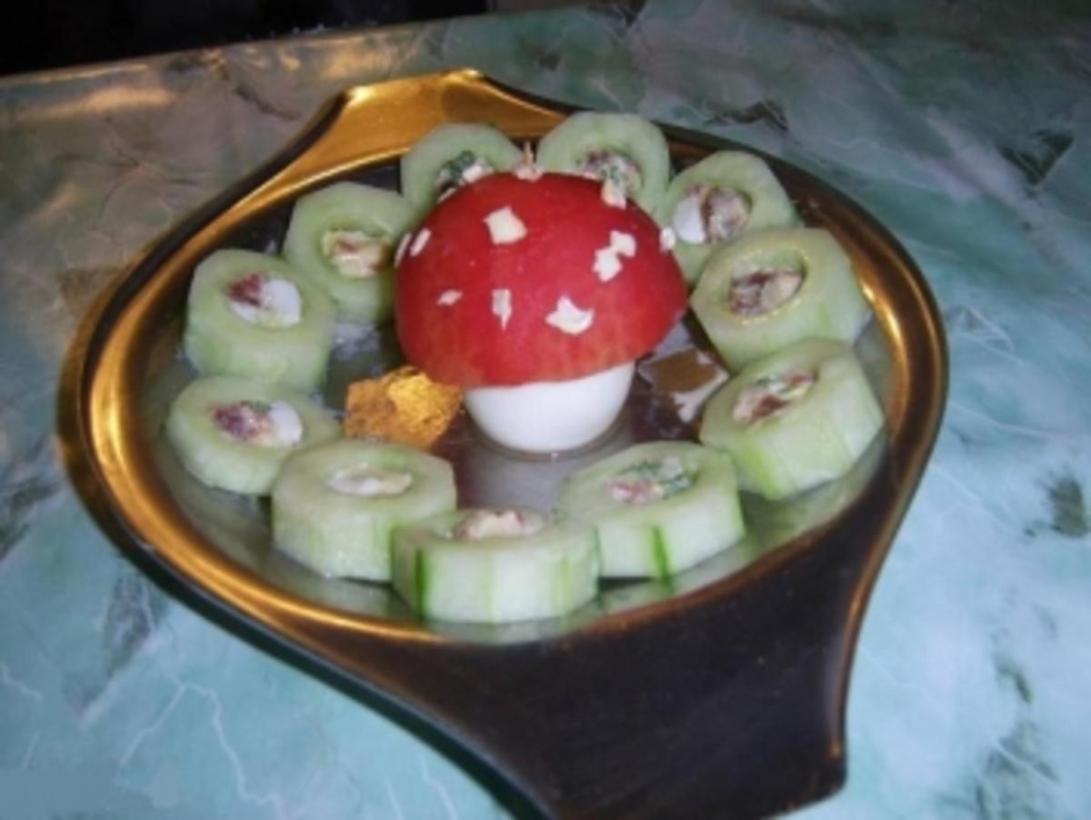 Bilder für Sushi-Gurken mit Fliegenpilz - Rezept