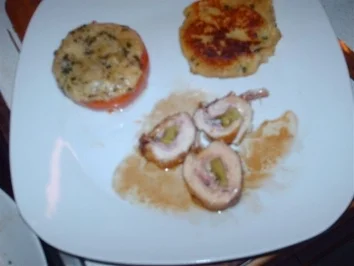 Rezept: Gefüllte Hühnerbrust (Schinken, Mozarella, Lauch) mit Kartoffel-Schnittlauchtatscherl und überbackenen Paradeiser Gefüllte Hühnerbrust (Schinken, Mozarella, Lauch) mit Kartoffel-Schnittlauchtatscherl und überbackenen Paradeiser - Rezept