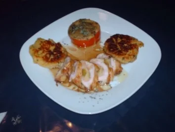 Rezept: Gefüllte Hühnerbrust (Schinken, Mozarella, Lauch) mit Kartoffel-Schnittlauchtatscherl und überbackenen Paradeiser Gefüllte Hühnerbrust (Schinken, Mozarella, Lauch) mit Kartoffel-Schnittlauchtatscherl und überbackenen Paradeiser - Rezept