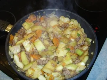 Zucchini-Bratkartoffeln mit Hackfleisch - Rezept