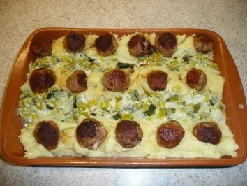 Kartoffellauchauflauf mit Minihackfleischklößchen - Rezept