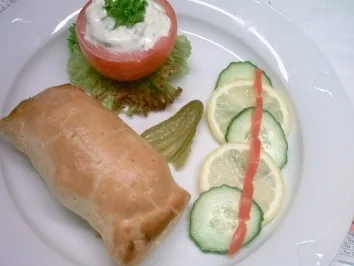 Lachs im Wirsingmantel in Blätterteig gebacken - Rezept