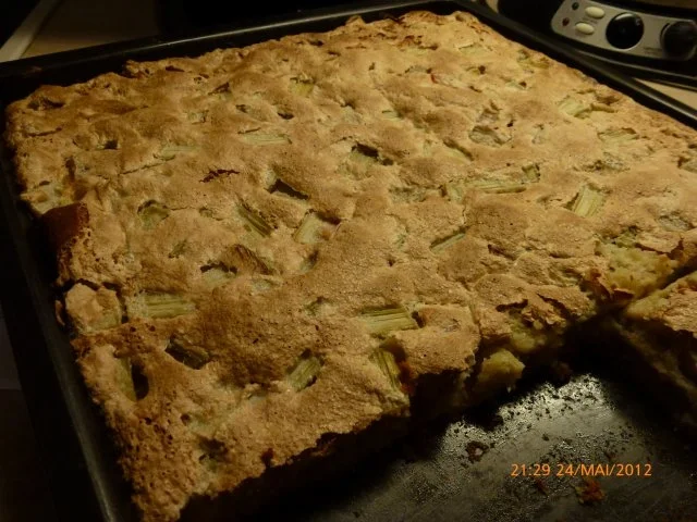 Kuchen: Rhabarber-Kuchen mit Nuss-Baiser - Rezept