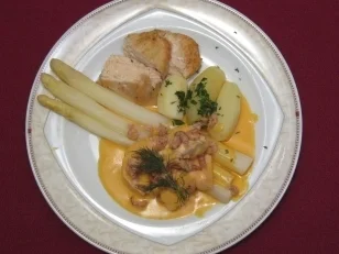 Stangenspargel Altes Land mit gegartem Geflügel und Fisch an Petersilienkartoffeln - Rezept