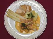 Stangenspargel Altes Land mit gegartem Geflügel und Fisch an Petersilienkartoffeln - Rezept