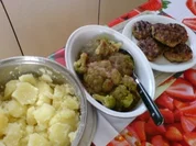 Fleischklößchen mit Salzkartoffeln und roten Blumenkohl - Rezept