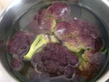 Rezept: Fleischklößchen mit Salzkartoffeln und roten Blumenkohl Fleischklößchen mit Salzkartoffeln und roten Blumenkohl - Rezept