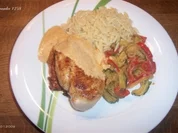 Hähnchenbrust mit Rahmsoße, buntem Gemüse und Reisnudeln - Rezept