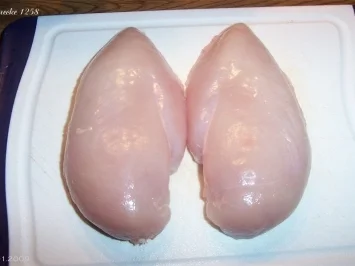 Hähnchenbrust mit Rahmsoße, buntem Gemüse und Reisnudeln - Rezept