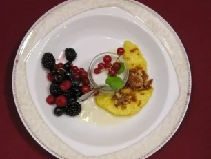 Gebratene Ananas mit frischen Beeren - Rezept