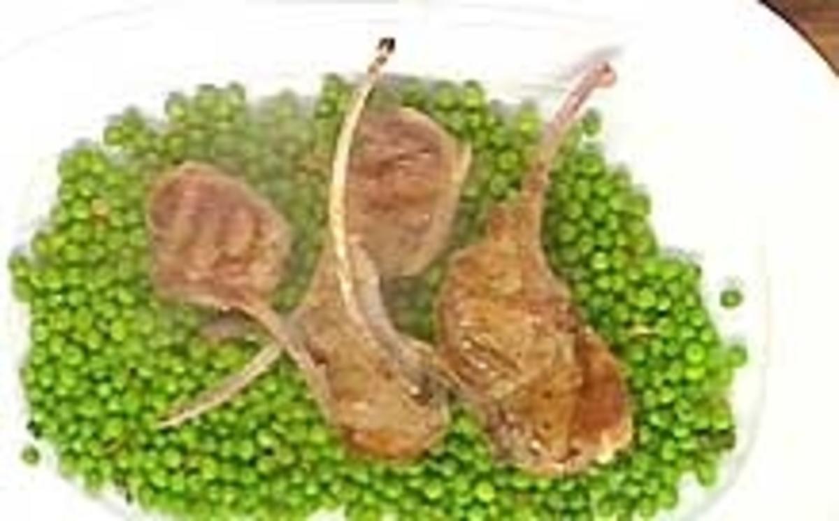 Lammkoteletts, gebratene Erbsen in Olivenöl mit Knobi - Rezept - kochbar.de