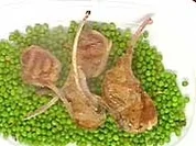 Lammkoteletts, gebratene Erbsen in Olivenöl mit Knobi - Rezept