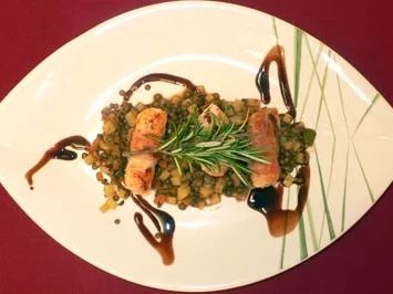 Rezept: Huhn im Speckmantel auf Balsamicolinsen Huhn im Speckmantel auf Balsamicolinsen - Rezept