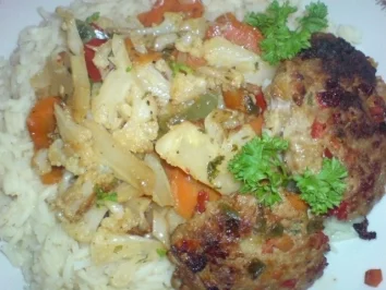 Hacksteak mit Reis & buntem Gemüse - Rezept