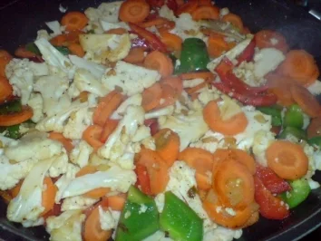 Hacksteak mit Reis & buntem Gemüse - Rezept