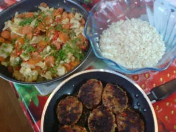 Hacksteak mit Reis & buntem Gemüse - Rezept