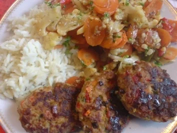 Hacksteak mit Reis & buntem Gemüse - Rezept