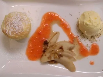 Ziegenkäsesoufflee mit Rosmarineis, karamellisierten Birnen - Rezept