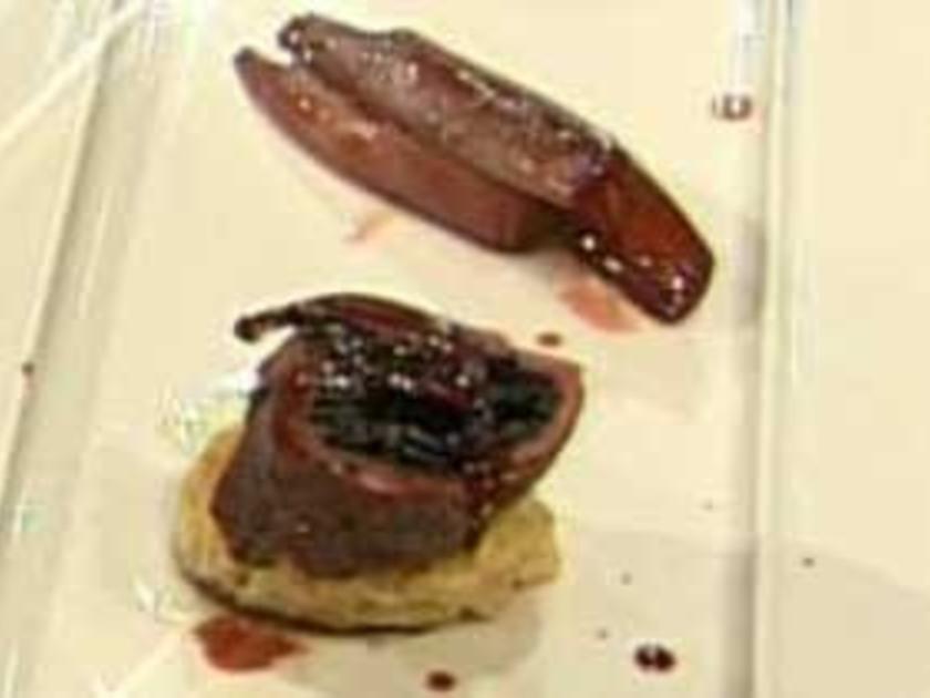 Involtini vom Elchsteak mit Trompetenpilzen und Serviettenknödel auf Barolosauce