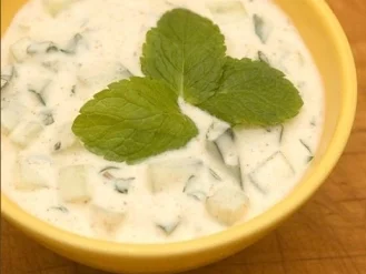 Raita mit Gurke und Minze - Rezept