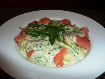 Gnocchi mit Räucherlachs in Käse-Rucolasoße - Rezept