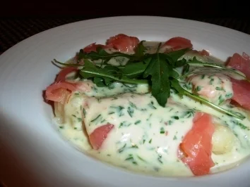 Gnocchi mit Räucherlachs in Käse-Rucolasoße - Rezept