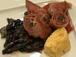 Rezept: Involtini vom Elchsteak mit Trompetenpilzen, Semmelknödeln und Barolosauce a la Reeh Involtini vom Elchsteak mit Trompetenpilzen, Semmelknödeln und Barolosauce a la Reeh - Rezept