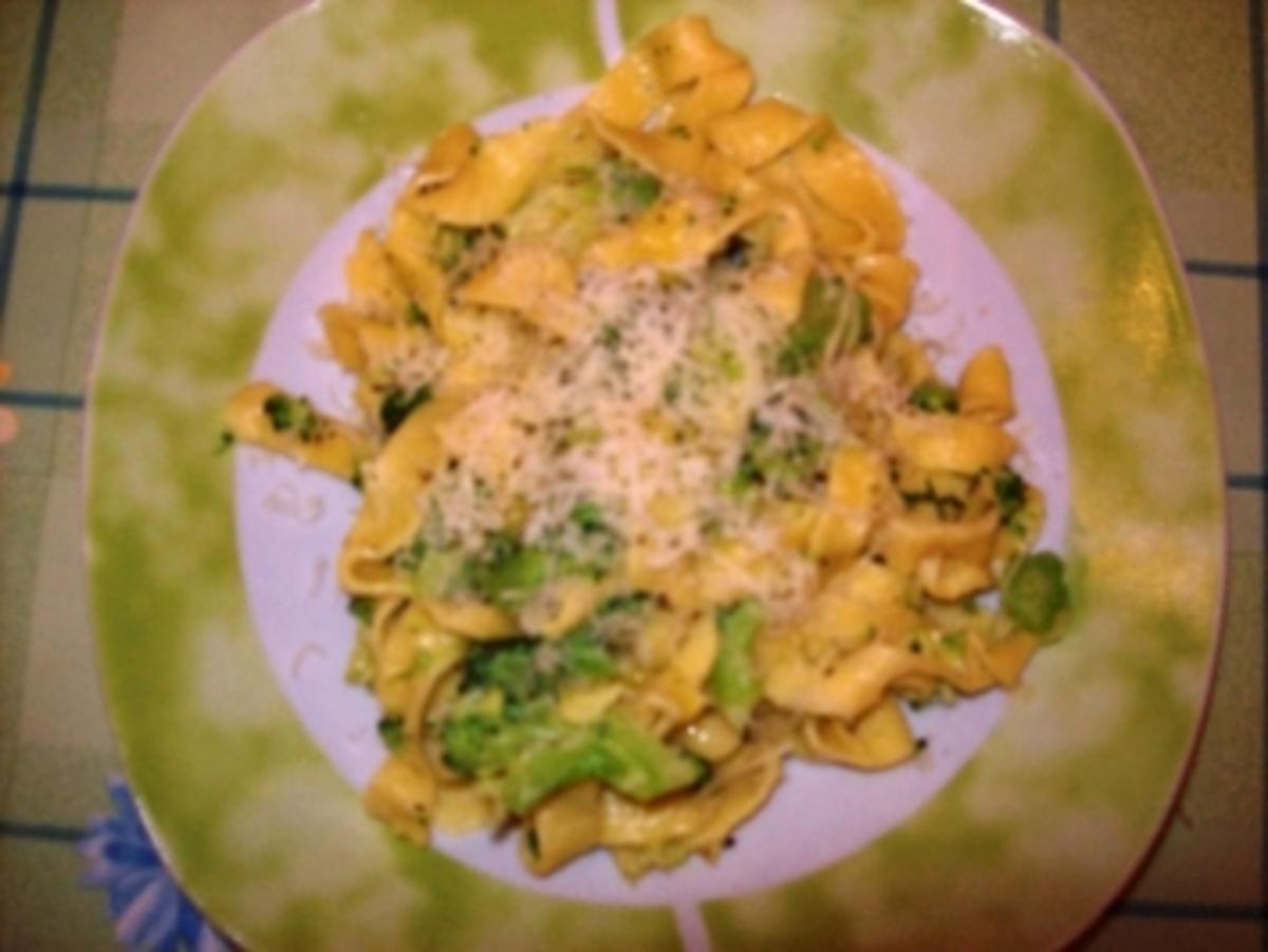 Bandnudeln/Tagliatelle mit Käse-Broccoli-Soße nach Jamie Oliver ...