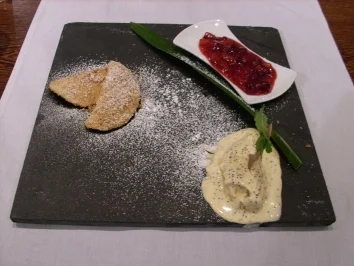 Rezept: Warme Powidltascherln mit Mohneis und Zwetschgenröster Warme Powidltascherln mit Mohneis und Zwetschgenröster - Rezept