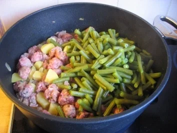 Rezept: Kartoffelgulasch mit Hack und Bohnen Kartoffelgulasch mit Hack und Bohnen - Rezept