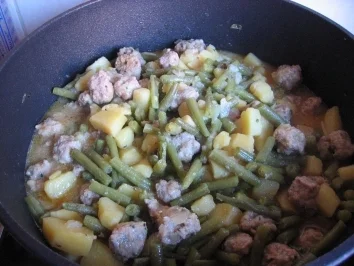 Rezept: Kartoffelgulasch mit Hack und Bohnen Kartoffelgulasch mit Hack und Bohnen - Rezept